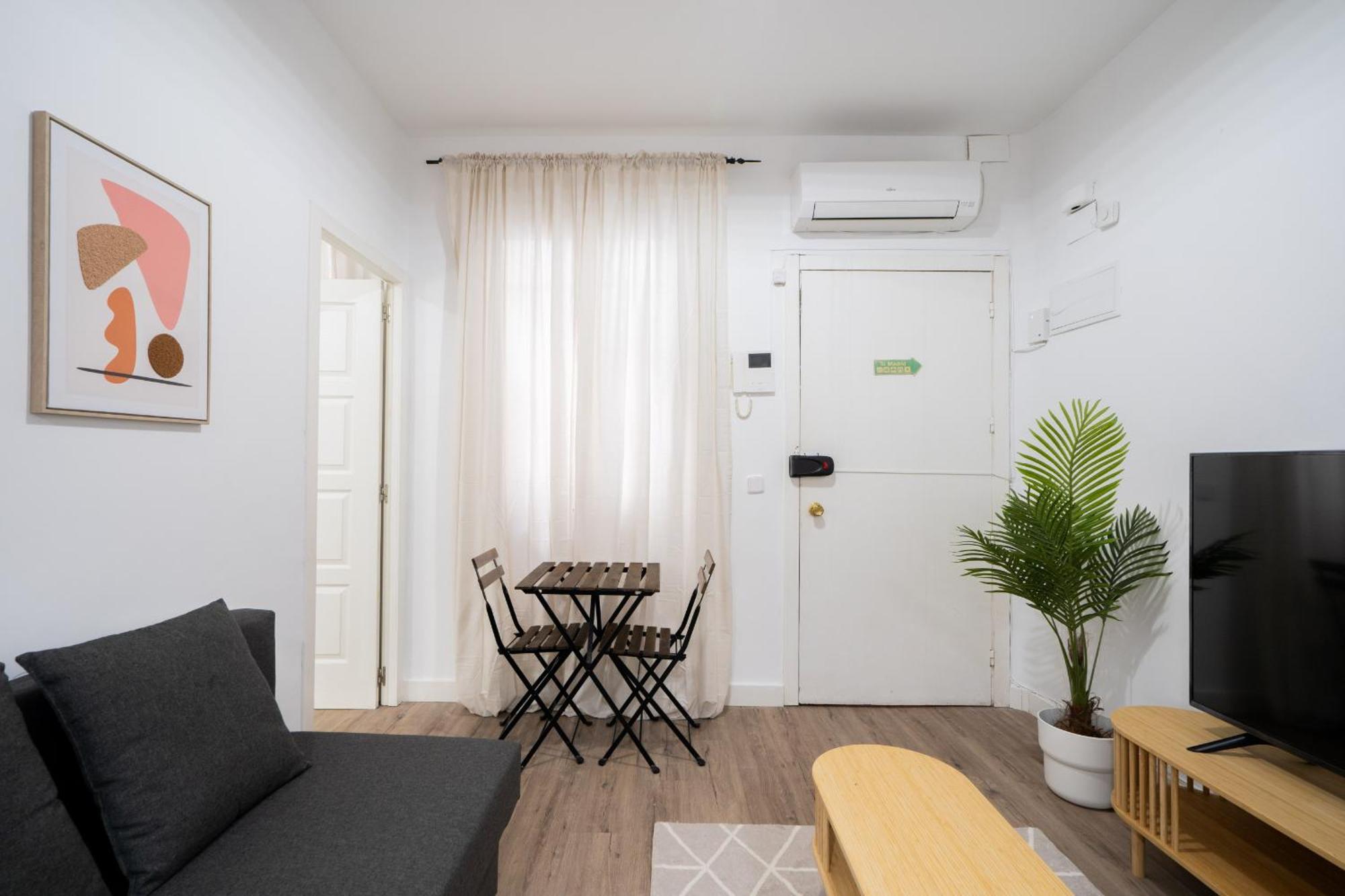 Apartamento En Chueca Para 4 Personas Alquiler Temporal Madrid Exterior foto